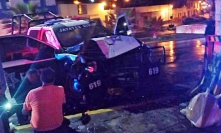 ¡5 policías estatales lesionados tras chocar patrulla contra un poste en Zacatecas!