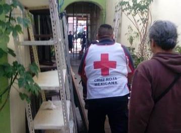¡Ciclopolicías municipales de Aguascalientes brindaron primeros auxilios a ancianita que sufrió una caída desde un segundo piso!