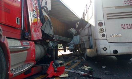 ¡Grave chofer de camión de transporte de personal que chocó contra un tráiler en Aguascalientes!