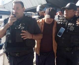 ¡Policías municipales de Aguascalientes evitaron que un hombre se arrojara de un puente peatonal!