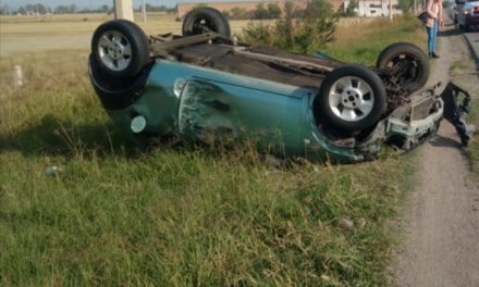 ¡Mujer protagonizó impresionante accidente al volcar su auto en Aguascalientes!