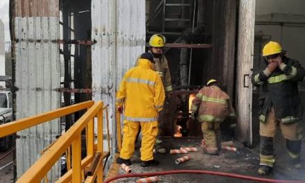¡Bomberos sofocaron incendio en fábrica de telas ubicada en el municipio de Jesús María y rescataron a 85 trabajadores!