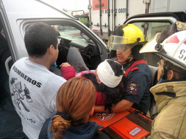 ¡4 lesionados tras fuerte choque entre una combi y un tráiler en Aguascalientes!