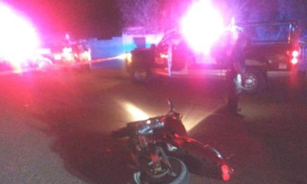 ¡Grave motociclista que chocó contra un auto en Aguascalientes!