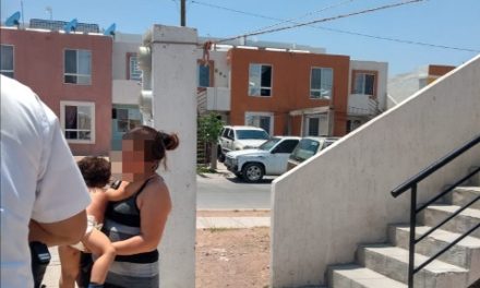 ¡Policías municipales de Aguascalientes auxilian a madre de familia y a su bebé herida tras sufrir un accidente con agua caliente!