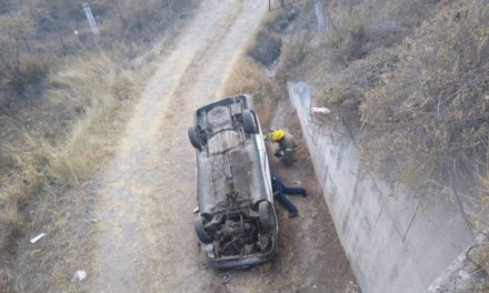 ¡Automovilista murió tras volcarse y desbarrancarse en Aguascalientes!