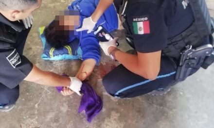 ¡Mujer intentó matarse cortándose las venas con un vidrio de una ventana en Aguascalientes!