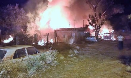 ¡Incendio casi acabó con una casa y dos vehículos en Encarnación de Díaz!