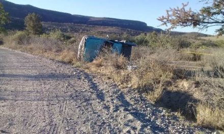 ¡1 muerto y 2 lesionados tras volcadura de camioneta en Calvillo, Aguascalientes!