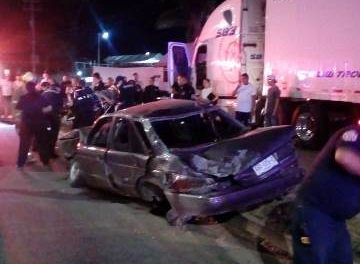 ¡Auto se estrelló contra un tráiler en Aguascalientes y hubo tres lesionados, uno de ellos grave!
