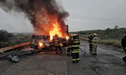 ¡Chofer murió calcinado tras choque e incendio entre una camioneta y un tráiler en Aguascalientes!