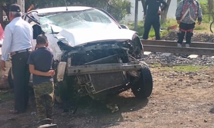 ¡Automovilista lesionado tras ser chocado por el tren en Aguascalientes!