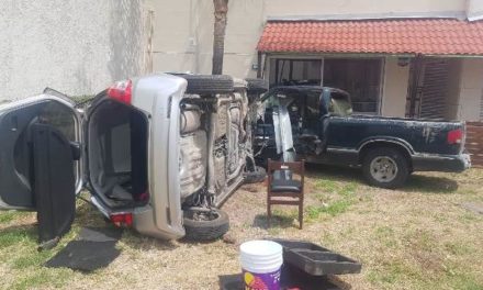 ¡Mujer resultó lesionada tras volcar su auto y chocarlo contra una camioneta en Aguascalientes!
