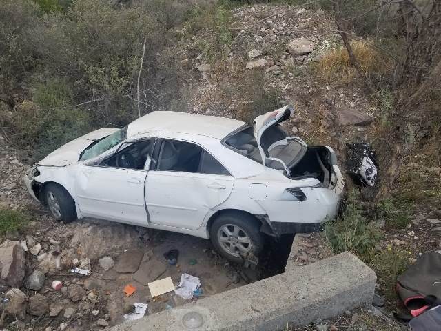 ¡Volcadura de un auto en Aguascalientes dejó una mujer y dos menores lesionados!