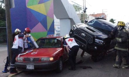 ¡Impresionante accidente en Aguascalientes: camioneta terminó encima de un taxi!