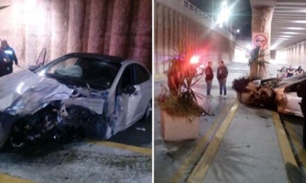 ¡Joven en estado de ebriedad destrozó su auto en un paso a desnivel en Aguascalientes y salió ileso!