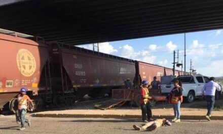 ¡Una camioneta fue impactada por el tren en Aguascalientes: 1 lesionado!