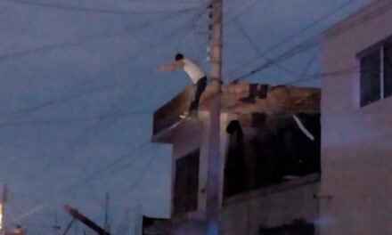 ¡Rescataron a intoxicado sujeto que subió hasta unos cables de un poste de la CFE en Aguascalientes!