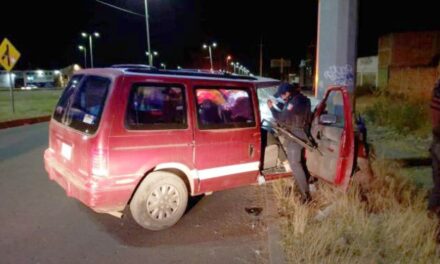 ¡Camioneta chocó contra un poste en Guadalupe: 1 muerta y 1 lesionado!