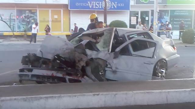 ¡Brutal choque entre un auto y un camión urbano en Aguascalientes: 1 muerto y 5 lesionados!
