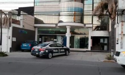 ¡Pistola en mano 4 delincuentes asaltaron la tienda Invelmex en Aguascalientes!