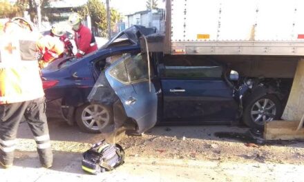¡Automovilista se metió debajo de un camión en Aguascalientes y sobrevivió!