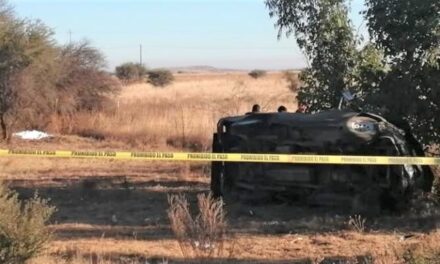 ¡Choque-volcadura entre auto y camioneta en Guadalupe dejó una mujer muerta!