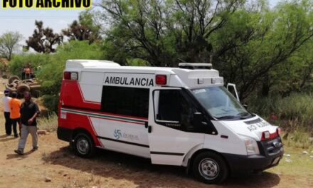 ¡Volcadura de camioneta dejó 1 muerto y 2 lesionados graves en Villa de Cos!