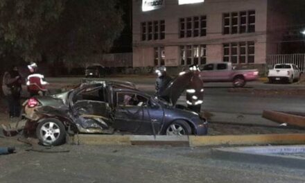 ¡Hombre falleció tras espectacular volcadura de su auto en Zacatecas!