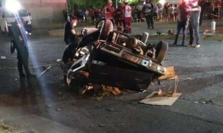 ¡Camioneta cayó de un puente y se volcó en Aguascalientes: 2 muertos!