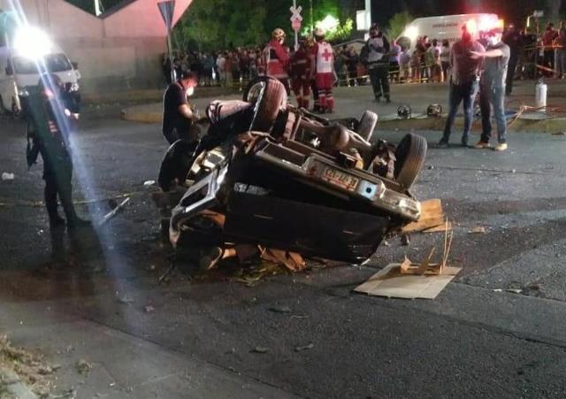 ¡Camioneta cayó de un puente y se volcó en Aguascalientes: 2 muertos!