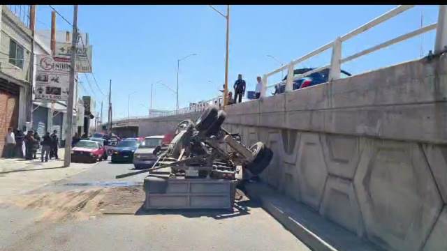 ¡Camioneta chocó contra dos autos y cayó de un puente vehicular en Aguascalientes!