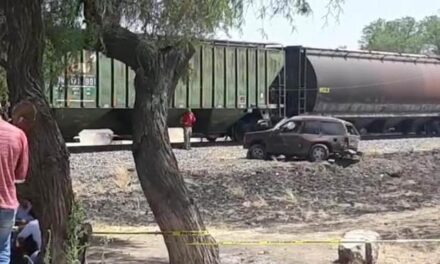 ¡Hombre murió embestido en su camioneta por el tren en Aguascalientes!
