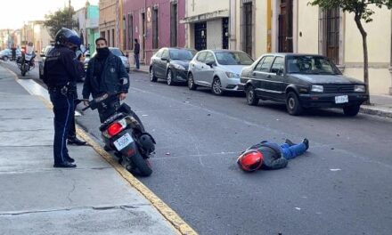 ¡Murió motociclista tras chocar contra un auto estacionado en Aguascalientes!