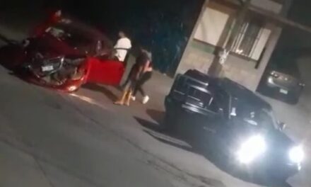 ¡Ebrio automovilista fue perseguido, chocó contra un poste y fue golpeado en Aguascalientes!