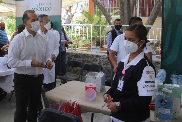 ¡Supervisa gobernador Martín Orozco vacunación a adultos mayores en Calvillo!