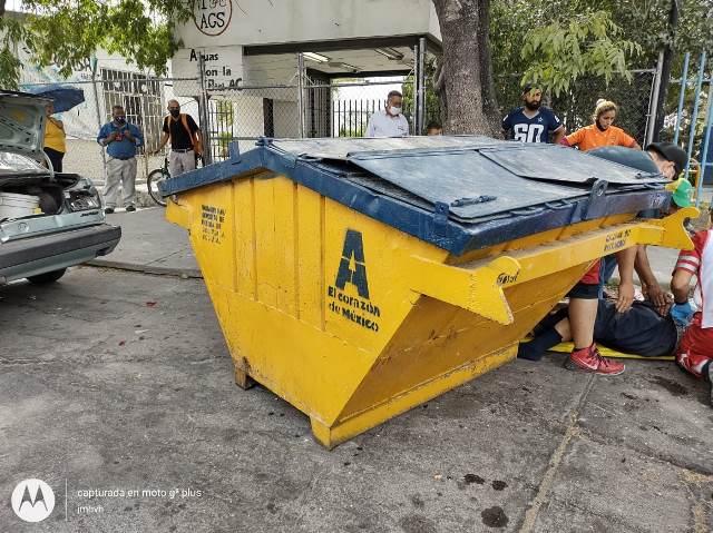 ¡Adulto mayor murió embestido por un contenedor de basura chocado por una camioneta en Aguascalientes!