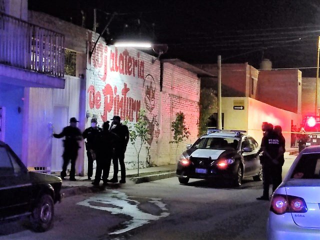 ¡A golpes dos sujetos mataron a un ladrón que se metió a robar a un taller de hojalatería y pintura en Aguascalientes!