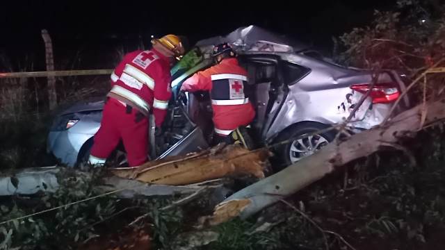 ¡1 muerto y 2 lesionados tras fuerte accidente automovilístico en Aguascalientes!