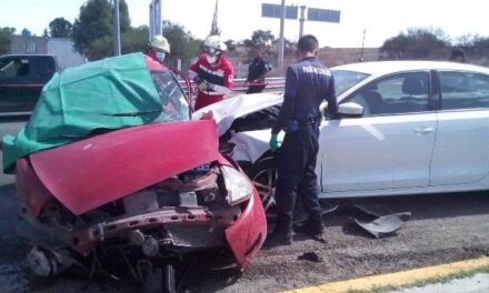 ¡Choque entre 2 autos dejó saldo de 1 muerto y 3 lesionados en Aguascalientes!