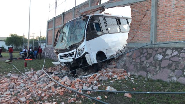 ¡Camión de transporte de personal chocó contra una barda de Nissan I en Aguascalientes: 28 lesionados!