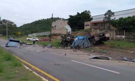 ¡2 muertos y 1 lesionado tras volcadura de tráiler en Calvillo, Aguascalientes!