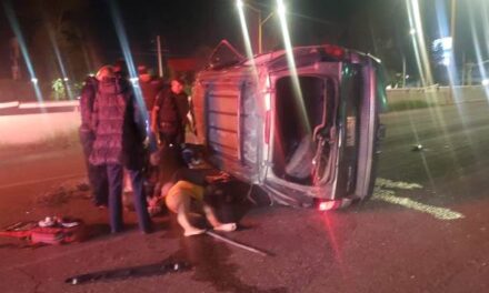 ¡1 muerta y 1 lesionada tras volcadura de camioneta en Aguascalientes!