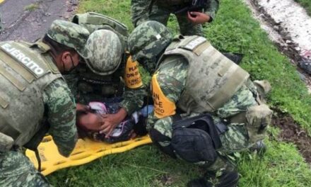 ¡Personal militar proporcionó apoyo médico en accidente vehicular en el Estado de México!