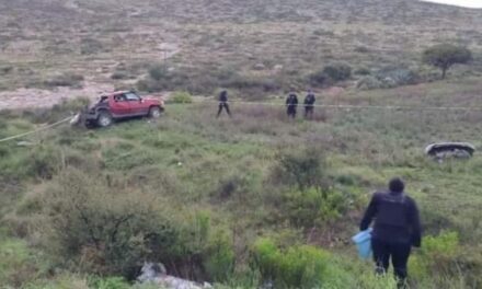 ¡2 muertos y 2 lesionados tras volcadura de una camioneta en Pinos!