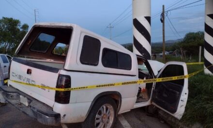 ¡Hombre murió tras estrellar su camioneta contra un puente peatonal en Aguascalientes!