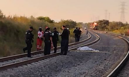 ¡Tren embistió una cuatrimoto en Aguascalientes: 1 muerta y 1 lesionado!