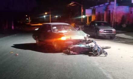 ¡Motociclista falleció impactado por un auto en Aguascalientes!
