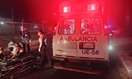 ¡Lesionados dos hombres golpeados afuera de un bar en Aguascalientes!