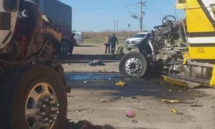 ¡Un muerto tras choque entre dos camiones de carga y un autobús de pasajeros en Juan Aldama!